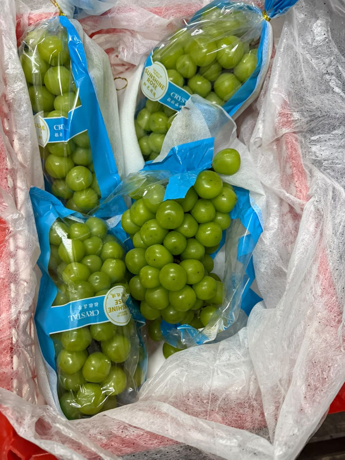 Crystal Sunshine Rose Muscat green grapes packed bunches
